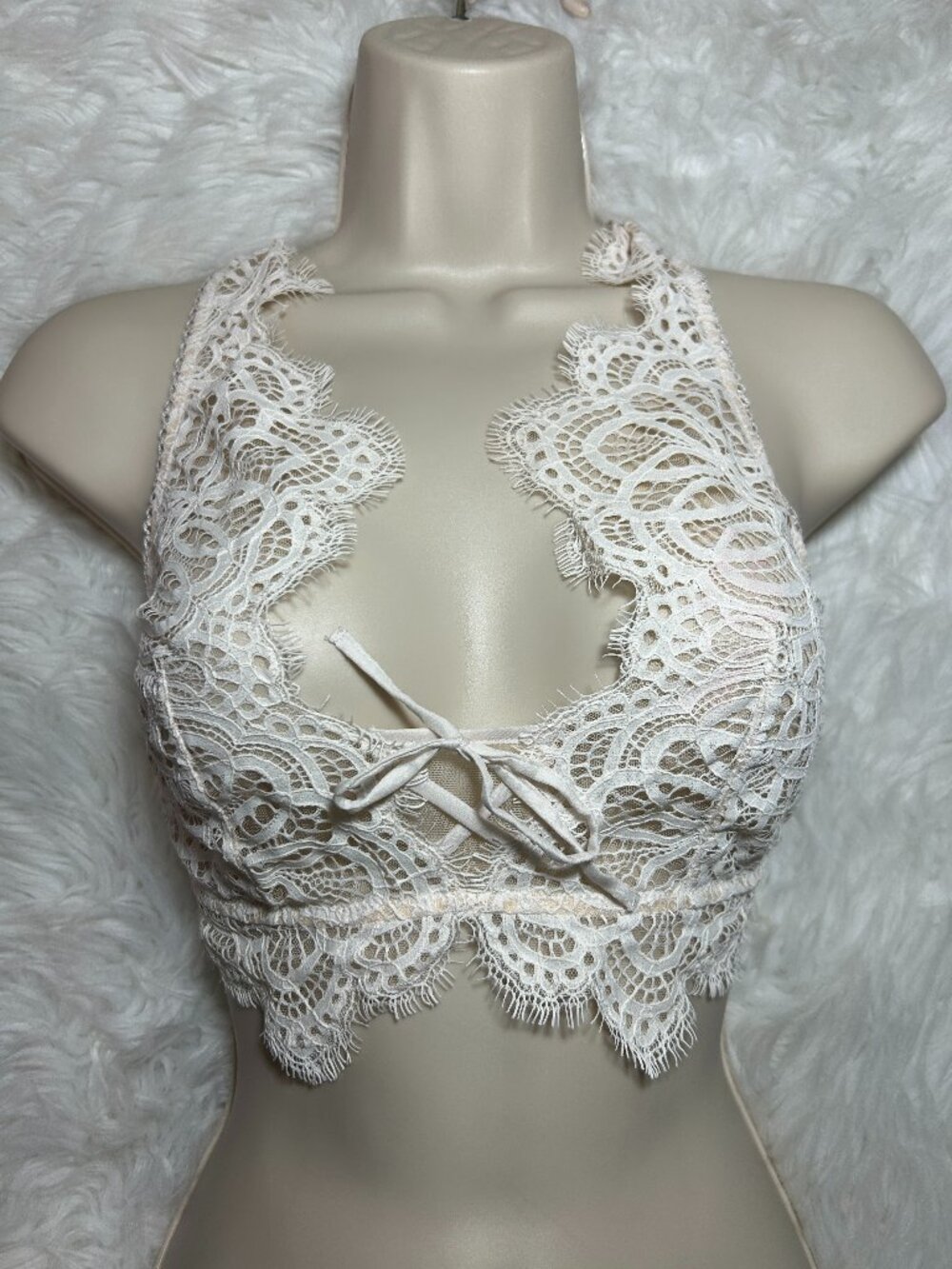 Victoria’s Secret Dream Angels size medium Eyelash Lace Bralette cream white